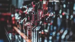 Casos de adulteração de bebidas destiladas estão preocupando o país. O risco de acontecer adulteração de cerveja com metanol é baixo (Crédito: Canva)