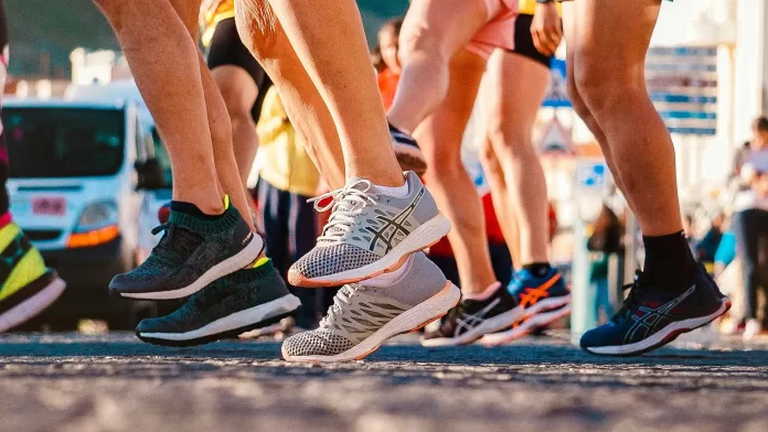 Corrida e cerveja não precisam ser antagônicos e podem promover a socialização e bem-estar (Crédito: RUN 4 FFWPU / Pexels)