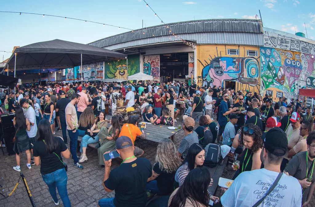 Hoje as cervejarias não são somente fábricas e sim pontos de venda e até produtoras de eventos (Marcos Weiske / IPA Day São Paulo)