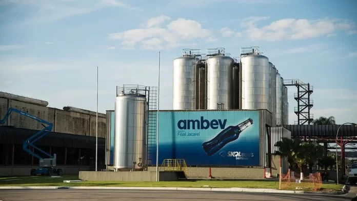 Lucro da Ambev foi influenciado por mais eficiência operacional, benefícios fiscais e elevação dos preços (Crédito: Divulgação / Ambev)