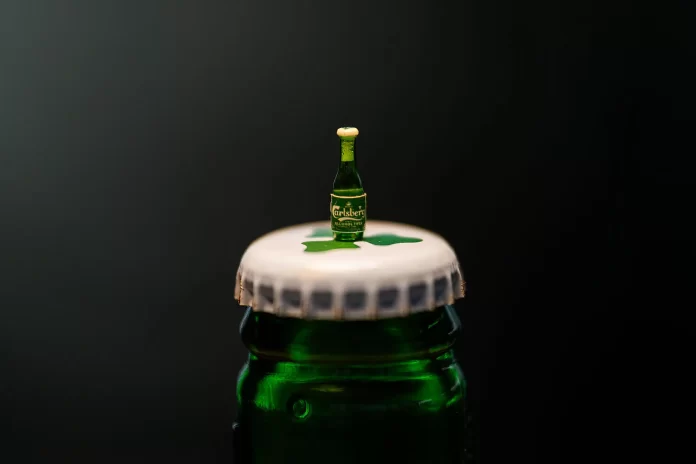 Menor cerveja do mundo, lançada pela Carlsberg na Dinamarca, é um incentivo ao consumo moderado da bebida (Divulgação / Calsberg)