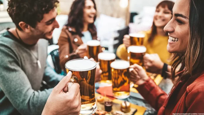 Turismo cervejeiro deve ser repensad para oferecer mais do que apenas uma visita à cervejaria ou campo de lúpulo (Crédito: Canva.com)