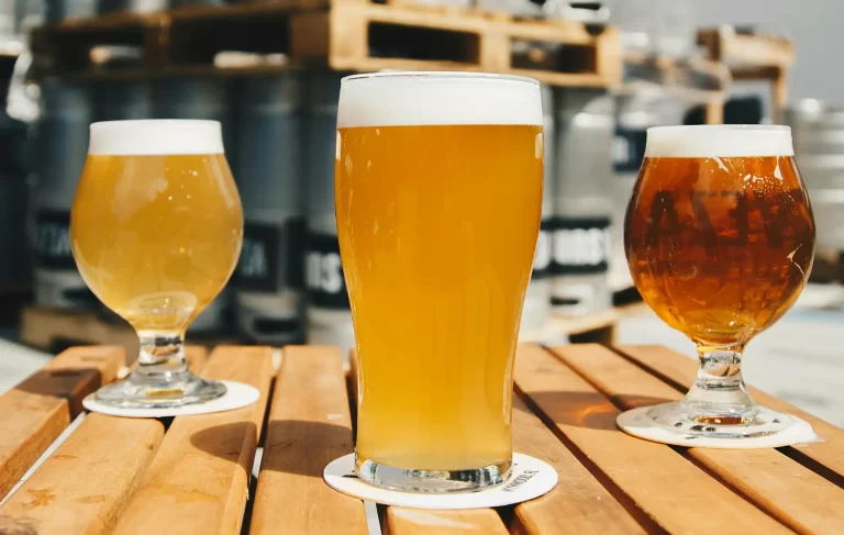 Beber demais — ou nada — pode elevar risco de infecção bacteriana, indica estudo