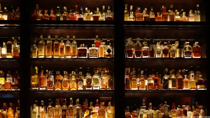 Consumo abusivo de álcool caiu de 17% para 15% entre 2023 e 2025 (Crédito: Canva.com)