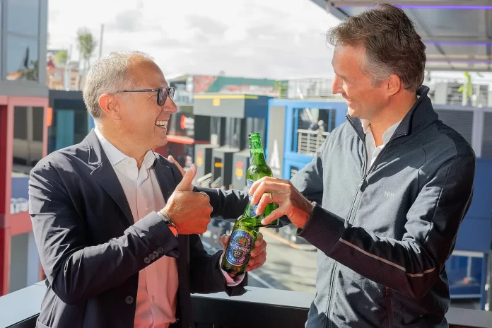 Stefano Domenicali, CEO da Fórmula 1, e Dolf van den Brink, CEO Global da Heineken, brindam à continuidade da parceria que prevê mais experiências, como o Heineken Village (Divulgação / Heineken)