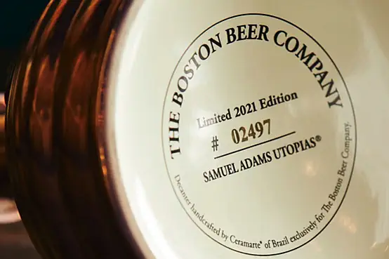Detalhe da garrafa da Utopias: produzida no Brasil (Foto: Reprodução / Samuel Adams)