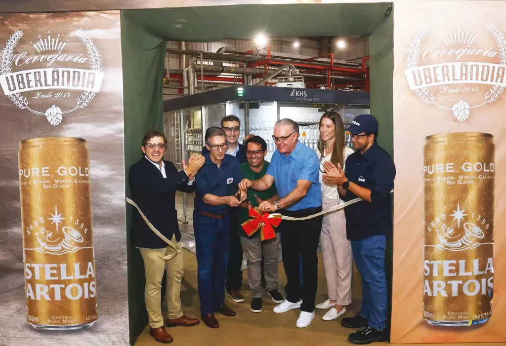 O governador Romeu Zema esteve na fábrica da Ambev em Uberlândia para o anúncio do investimento (Dirceu Aurélio / Imprensa MG)