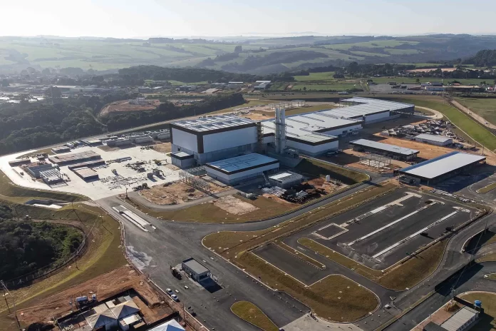 Ambev inaugurou a Fábrica de vidros no Paraná com investimento de R$ 1 bi (Crédito: Roberto Dziura Jr / Agência Estadual de Notícias do Paraná)