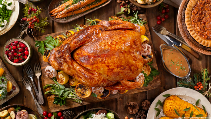 Para cada uma das comidas de Natal da ceia, há uma cerveja que fará a combinação perfeita (Crédito: Canva.com)