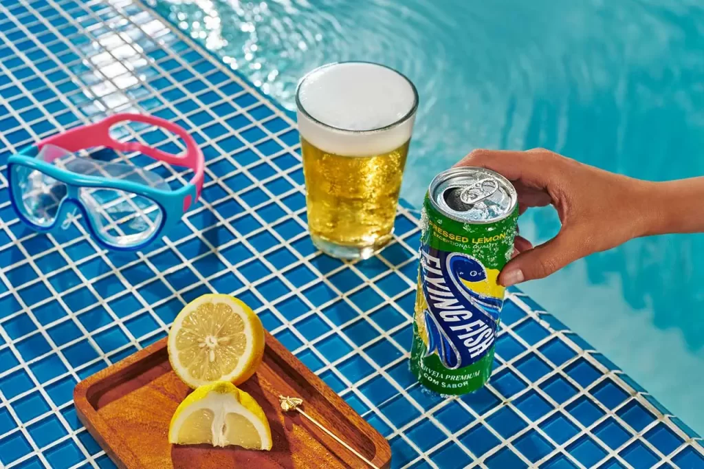 Saborizada com limão, cerveja Fliyng Fish é nova aposta da Ambev (Crédito: Divulgação)