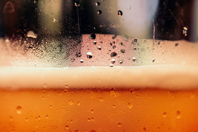 Inflação da cerveja acumulada nos últimos 12 meses se aproxima do IPCA geral (Crédito: Timothy Dykes / Unsplash)