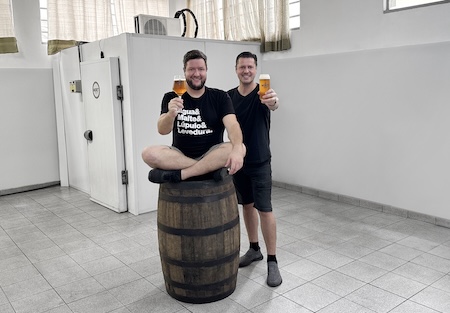 Irmãos Moret nas instalações da nova fábrica em São Bernardo do Campo (Foto: Reprodução / cervejariadosmoret.com.br)