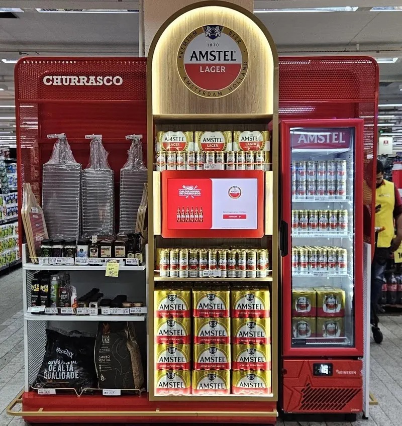 Móvel temático Churrasco Amstel deve ficar posicionado estrategicamente perto de açougues (Crédito: Divulgação / Amstel)