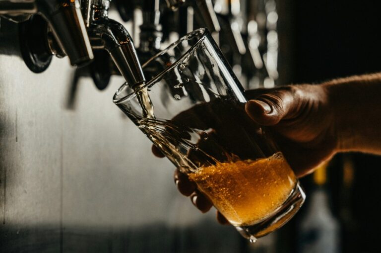 Preço da cerveja sobe mais no consumo doméstico do que fora de casa em 2025, segundo IBGE