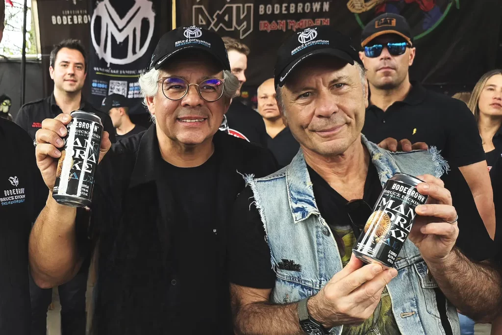 Produtora das cervejas do Iron Maiden no Brasil, Bodebrown passou a importar os rótulos da banda produzido pela Robinsons em setembro de 2025. Na imagem, Samuel Cavalcantti, sócio-proprietário da cervejaria Curitibana, e Bruce Dickinson, vocalista da banda britânica (Crédito: Divulgação / Bodebrown )