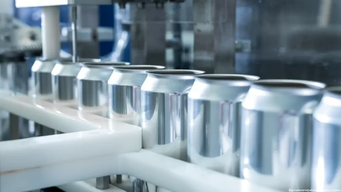AB InBev, dona da Ambev, recomprou 49,9% de suas fábricas de latas nos Estados Unidos da Apollo Global Management. L Assim, retoma o controle de sete unidades produtivas (Crédito: Canva.com)