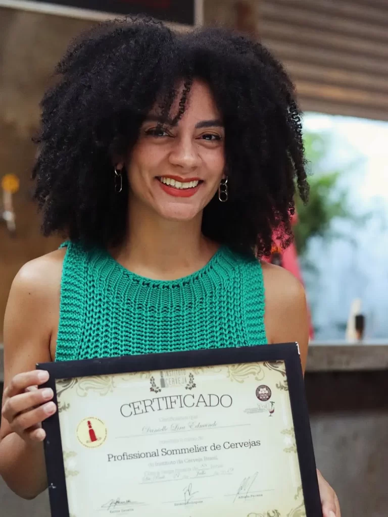 Dani Lira se formou também sommelière de cervejas. O certificado fica na paredo do Torneira Boteco (Crédito: Arquivo Pessoal / Dani Lira)