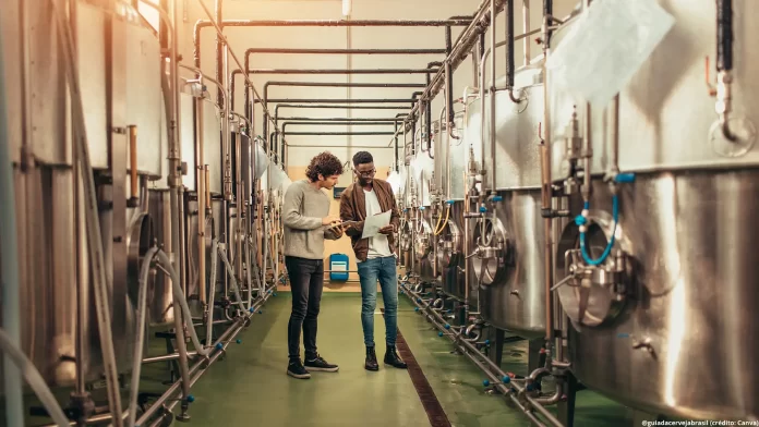 Cervejarias apostam em maior eficiência e novas frentes para o ano de 2026 (Crédito: Canva.com)