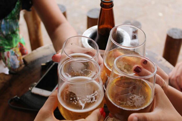 Aposta em cervejas premium foi a estratégia da Ambev e da Heineken para blindar a rentabilidade em 2025, compensando a queda no volume de vendas. (Crédito: Giovanna Gomes / Unsplash)
