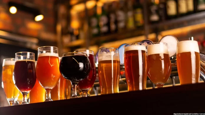 Cervejas de baixo teor alcoólico, sem açúcar e saborizadas estão entre as tendências de consumo de cerveja em 2026 (Crédito: Canva.com)