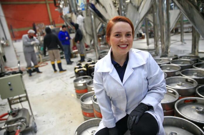 Bianca Telini, biotecnologista molecular e doutoranda em Biologia Celular e Molecular, é uma das mulheres cientistas que focam na cerveja (Foto: André Ávila)