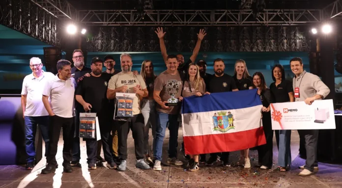 Equipe da Big Jack, de Orleans, em Santa Catarina, recebendo o prêmio de Melhor Cervejaria do Concurso Brasileiro de Cervejas (Crédito: Daniel Zimmermann / Divulgação )