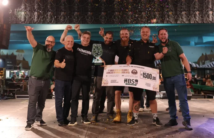 Equipe da Patanegra recebendo o prêmio de melhor cerveja do Concurso Brasileiro de Cervejas (Crédito: Daniel Zimmermann / Divulgação)