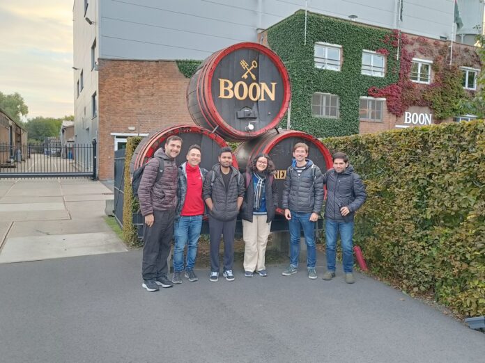 Marcelo Crosta (à esquerda) e colegas do curso de pós-graduação em ciência cervejeria da KU Leuven. (Foto: Arquivo Pessoal)