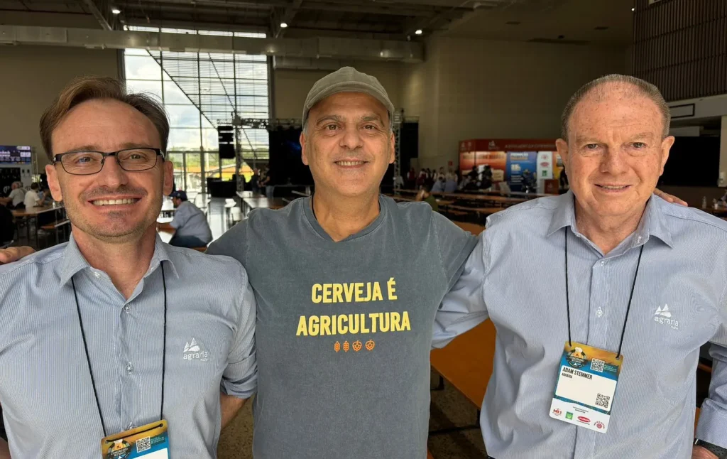 Congresso Técnico da Agrária Malte revelou tendências e rumos do setor. Na imagem, Jeferson Caus , superintendente da Agrária Malte (esq.), Gilberto Tarantino, presidente da Abracerva, e Adam Stemmer CEO da Agraria Malte (dir.). (Crédito: Gilberto Tarantino / Arquivo Pessoal)