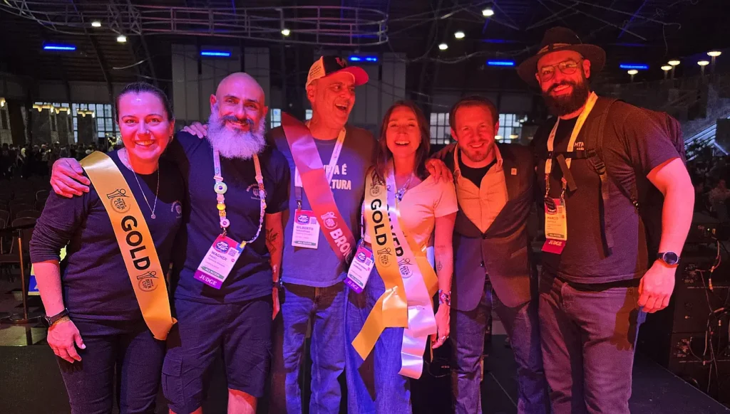 Comitiva de brasileiros que estavam presentes na premiação do World Beer Cup 2026, entre cervejeiros premiados e juízes do concurso. Ao centro, de boné, Giba Tarantino, presidente da Abracerva (Crédito: Arquivo Pessoal / Gilberto Tarantino)