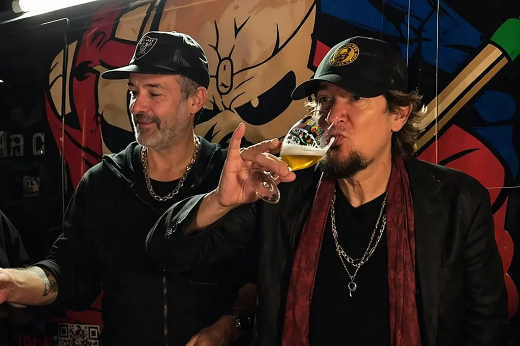 Richie Kotzen e Adrian Smith degustam nova cerveja (Crédito: Gui Gluck / Bodebrown)