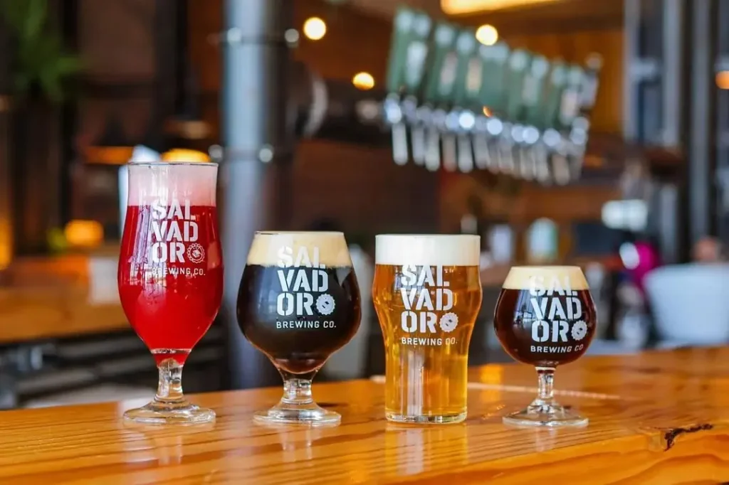 Bares da Salvador Breweing são alguns dos destaques entre as cervejarias de Porto Alegre (Crédito: Divulgação)