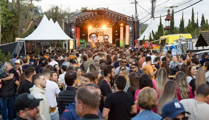 Evento ocorre no começo de junho e terá três palcos simultâneos com apresentações de rock, pop, reggae e discotecagem em vinil (Crédito: Divulgação / Schornstein)