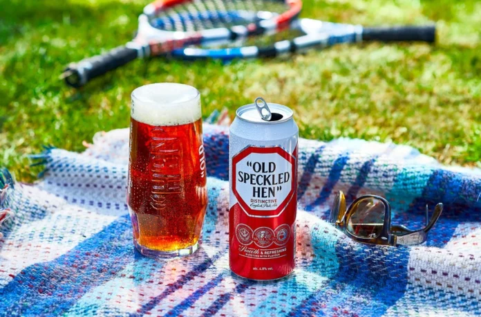 Cerveja inglesa Old Speckled Hen é vendida pela Greene King para a divisão britânica da cervejaria espanhola Damm (Crédito: Divulgação)