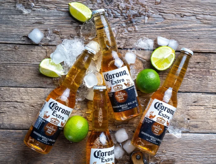 Corona e mais sete das dez marcas mais valiosas do mundo são da AB-Inbev, controladora da Ambev aqui no Brasil (Crédito: Divulgação / Imagem tratada com IA)