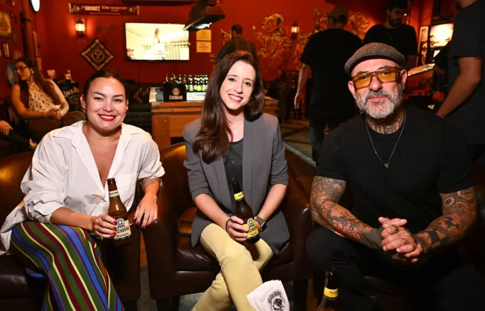 Patrícia Sakakura (esq.), Giovanna Abreu e o novo embaixador da Eisenbahn, Henrique Fogaça durante o evento no Cão Véio (Crédito: Divulgação / Eisenbahn)