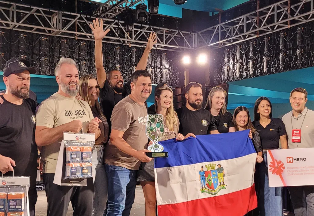 Marcelo (ao centro, segurando o troféu) e equipe da Big Jack recebendo o prêmio de Melhor Cervejaria do Brasil (Crédito: Luís Celso Jr. / Guia da Cerveja)