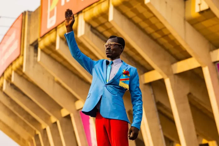 Michel Nkuka Mboladinga, o torcedor-estátua da RD Congo, estreia no Mundial nas arquibancadas do jogo contra a Colômbia (Reprodução: Instagram @lumumbaveaofficiel)