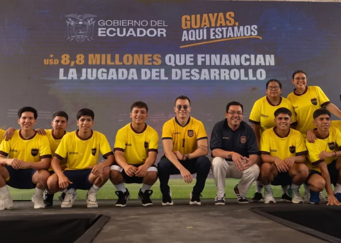 Presidente do Equador, Daniel Noboa (de óculos escuros, ao centro), anunciou a eliminação do imposto especial sobre bebidas alcoólicas de teor moderado, como a cerveja, até 19 de julho, data da final da Copa do Mundo 2026 (Crédito: Reprodução / Instagram oficial da presidência do Equador)