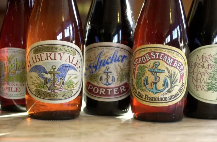 Alguns dos rótulos da Anchor Brewing que havia sido substituídos em 2021 e que serão retomados na nova fase (Crédito: Divulgação)