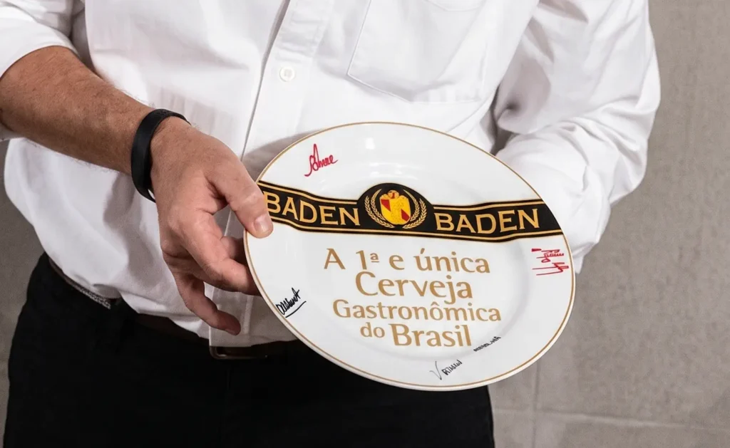 Prato do primeiro evento de gastronomia de realizado pela cervejaria (Crédito: Marcelo Tárraga / Guia da Cerveja / Imagem editada com auxílio de IA)