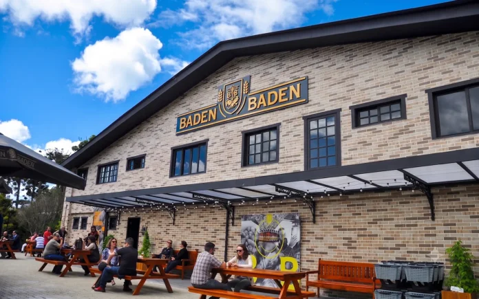 Cervejaria Baden Baden é uma das pioneiras do Brasil, fundada em 1999, e hoje pertence ao Grupo Heineken (Crédito: Reprodução / site oficial da Baden Baden / Imagem ampliada com auxílio de IA)