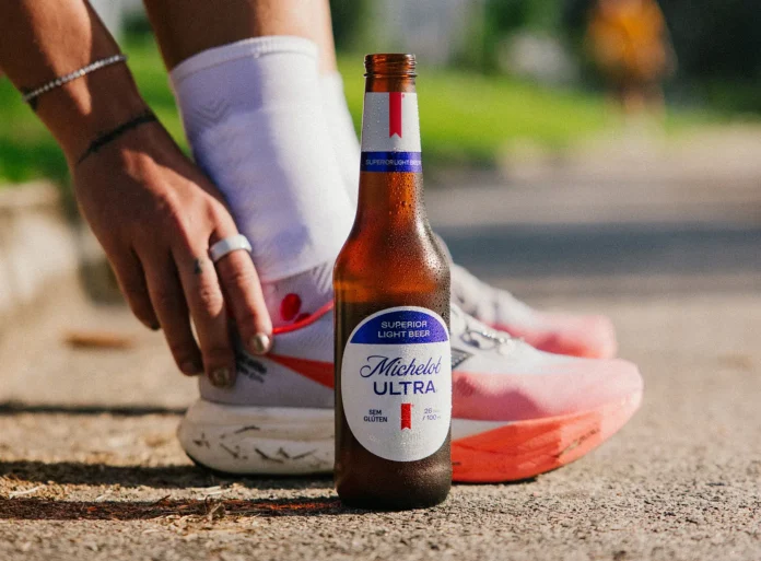 Vendas da Michelob Ultra da ambev triplicaram segundo o balanço trimestral (Crédito: Divulgação / Imagem ampliada com auxílio de IA - Gemini)
