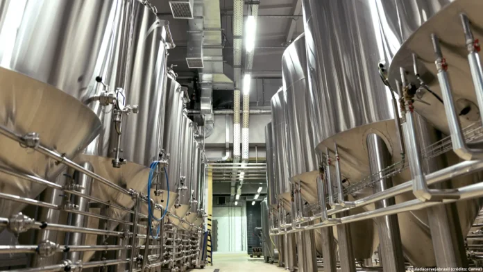 Produção de cerveja no mundo caiu -0,7% em 2025, segundo relatório BarthHaas (Crédito: Canva.com)