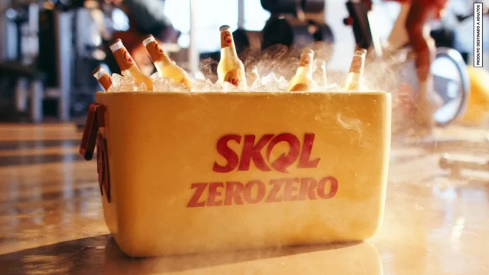 Após ser lançada com sucesso em São Paulo durante o Carnaval, Skol Zero Zero volta com campanha publicitária para todo o território nacional (Crédito: Divulgação / Ambev)