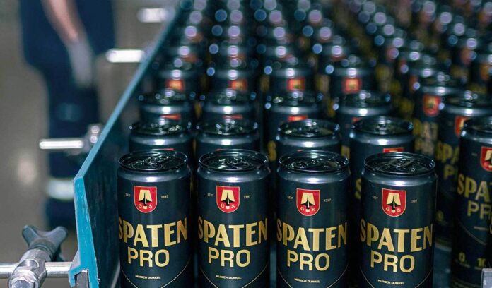 Spaten Pro é uma cerveja preta do estilo Munich Dunkel com 10 gramas de proteína e zero álcool (Crédito: Divulgação)