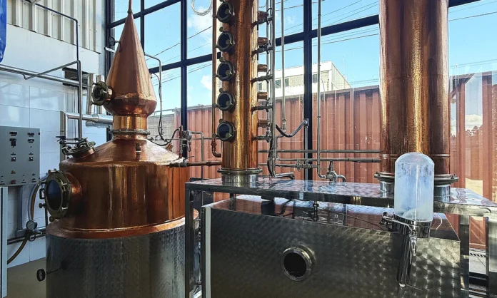 Ampliação de portfólio e otimização das instalações industriais são estratégias das cervejarias artesanais para se adaptar ao novo perfil de consumo de bebidas. Cervejaria Verace apostou em ter a própria destilaria (Crédito: Divulgação / Verace)