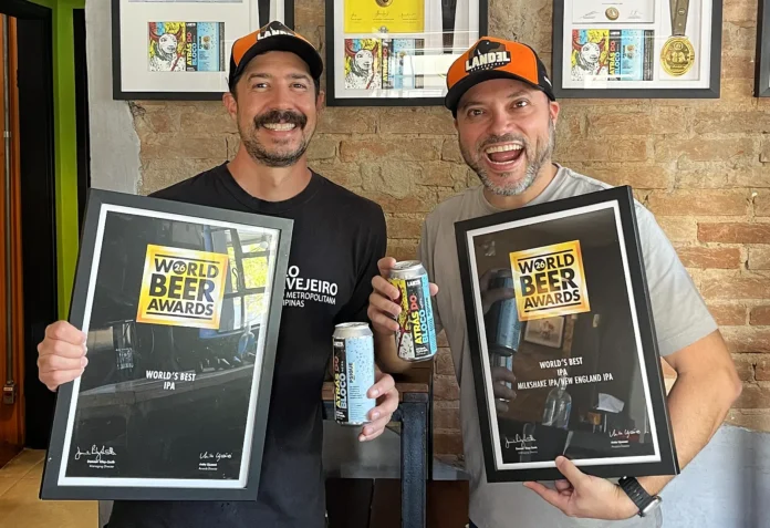 Donos da Melhor IPA do Mundo: os sócios da Landel Bruno Cardoso (esq.) e Samuel Faria exibem os títulos no tap room em Campinas, no interior de São Paulo (Crédito: Divulgação)