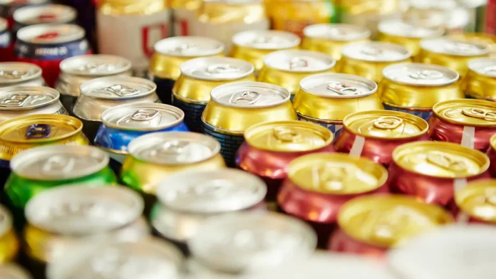 Design da embalagem pode influenciar a decisão de compra, reforçar a identidade da cervejaria e transformar a lata de alumínio em parte da experiência do consumidor (Crédito: Canva.com)