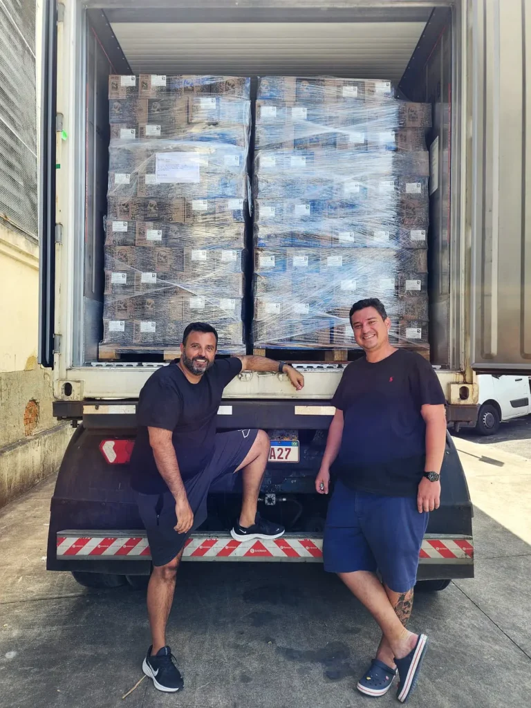 Os sócios Renê dos Santos Pinto (esq.) e Célio Ongaro Jr. despachando o primeiro contêiner de exportação da Cervejaria Everbrew para o exterior (Crédito: Arquivo pessoal)